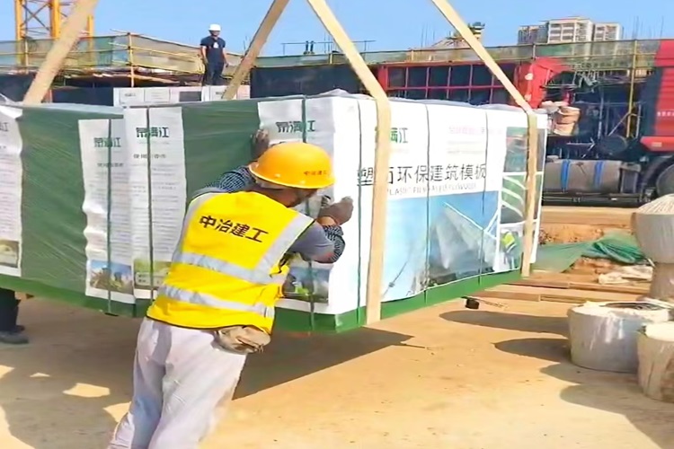 高層建筑施工中，塑面建筑模板的成本與傳統(tǒng)模板相比如何？